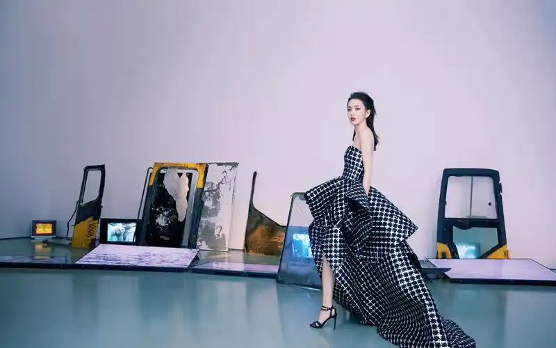 佟丽娅黑色礼裙性感高清桌面壁纸-大陆明星-手机壁纸下载-美桌网