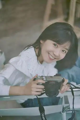 黄磊的女学生真挺纯情的,穿得通俗没亮点,但却偏偏很有初恋感