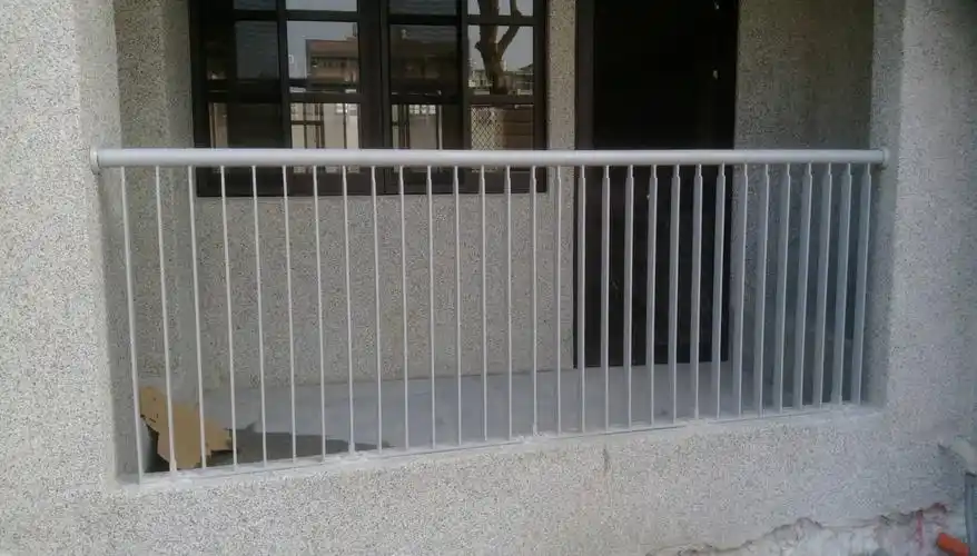 台中《成功国小》烤漆楼杆栏杆 - 莹右企业有限公司