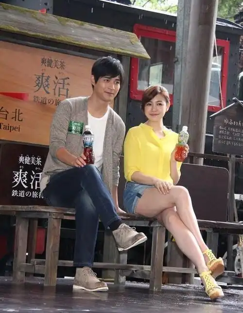 简介:陈妍希周渝民代言活动 俊男美女组合抢眼,分享一组周渝民图片给