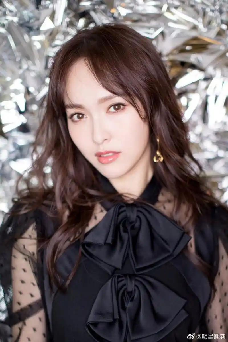 细高挑儿的美女明星唐嫣美靴玉腿宣传