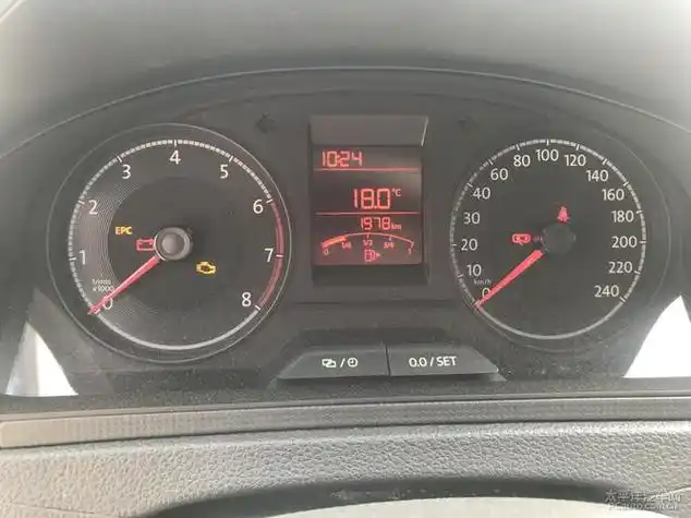 大众桑塔纳仪表盘这个灯亮是什么意思?如图