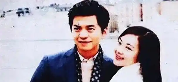 比如,清华才子李健和他的高知妻子孟小蓓,他们夫妻俩坚持了将近二十年