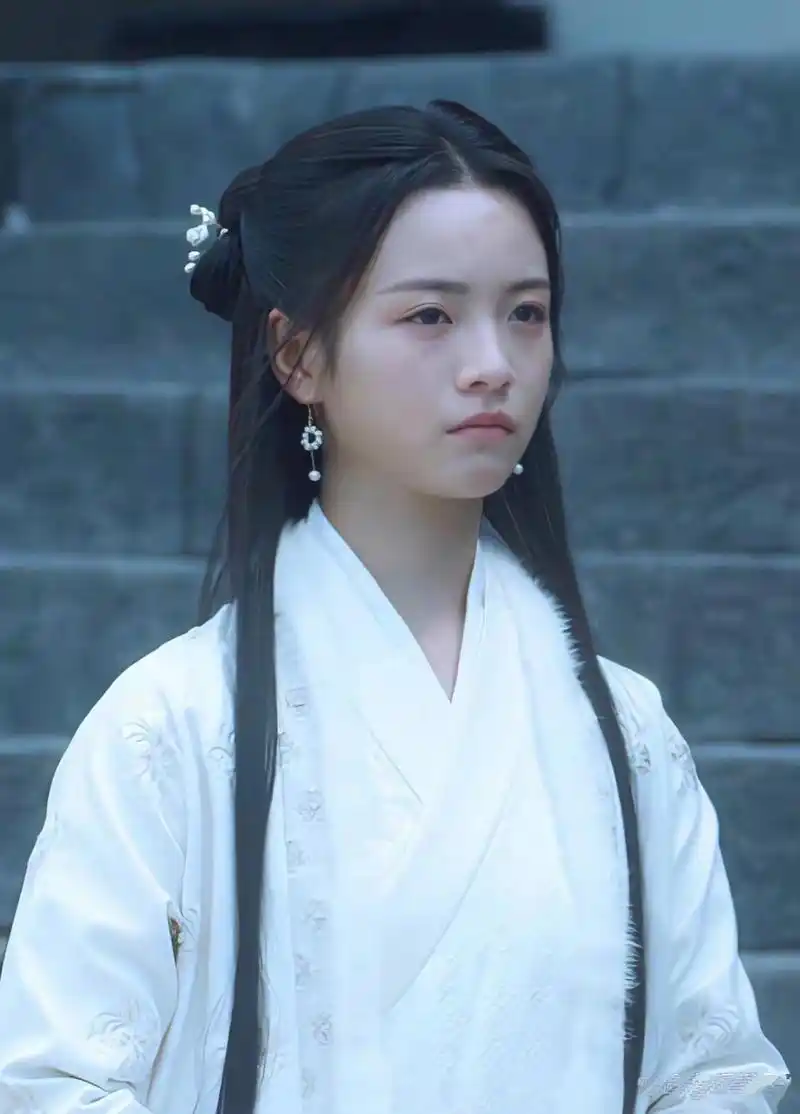 古装剧造型丑,演技又不在线,关键还一脸仇大苦深的样子,看上去更丑了!