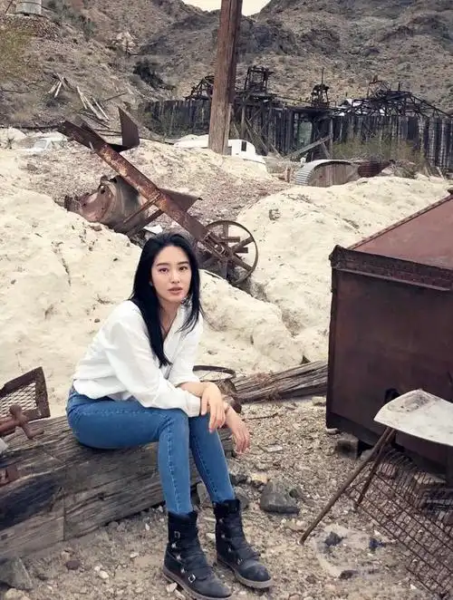 《芳华》捧红的杨采钰,颜值惊艳众人,清纯的穿搭更显"圆规腿"_网易订