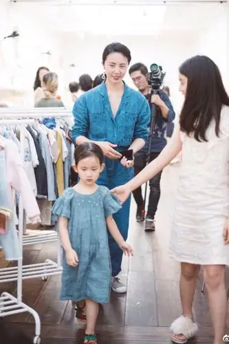 孙莉罕见晒母女三人合影,多妹成为三人的亮点,黄少艾太美了!