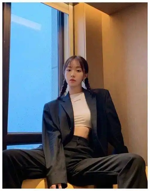 今穿炫腹装秀细腰,盈盈一握超可!_赵尧珂_清新_西装