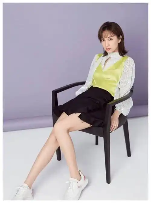 吴昕拍新时尚大片换三套裙装和一套裤装就是初夏穿搭模板