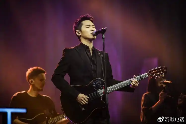 梁博的每首歌,每次表演都有相当的长度,以《表态》的七分钟为例,在