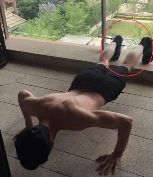 林更新有多虚伪?晒身材肥肚变窄腰,看到这一细节,网友:摆拍