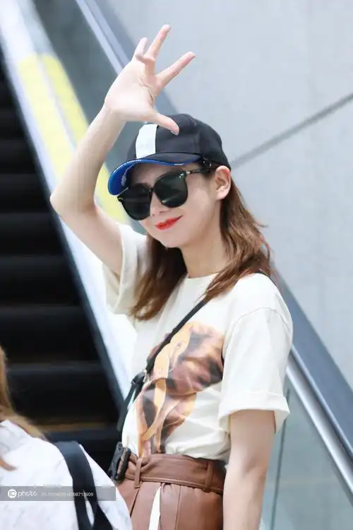 戚薇现身一路甜笑超亲民雪肤红唇一如既往