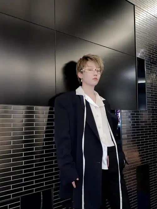 刘雨昕中性风超酷米色西装穿出清新帅气感不愧是女团c位