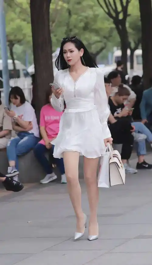 时尚「街拍」:遇见一位穿着丝袜高跟的白裙小姐姐_魅力_女性_白色