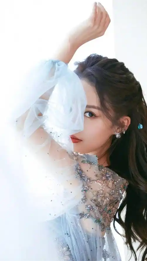 当李沁穿上白色纱裙,一副温柔可爱的模样,让人不由的感叹-爱读书