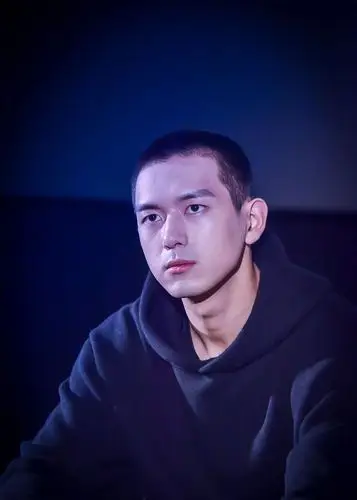 李现全新板寸造型上线气质冷峻 直视镜头眼神撩人帅翻天