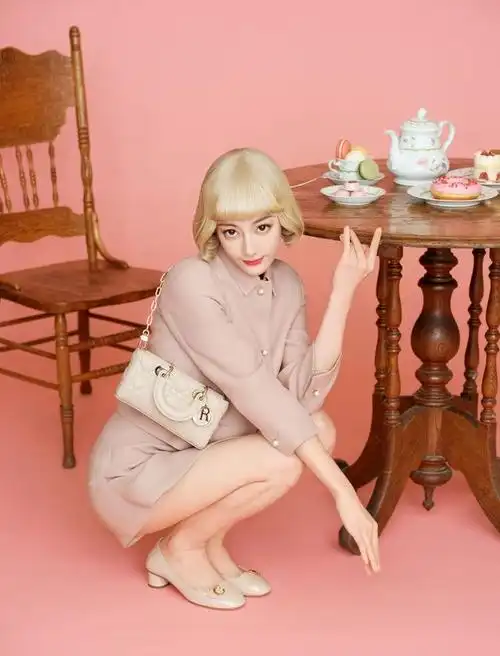 迪丽热巴纯美写真照 身穿裸粉色套装 优雅喝着下午茶 氛围感满满