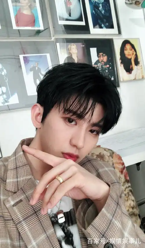 景甜与蔡徐坤撞脸?最后2张这自拍角度也太像了!