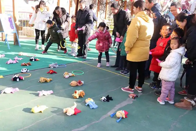 "套圈"     儿时的经典游戏"套圈",套中越多福气越大