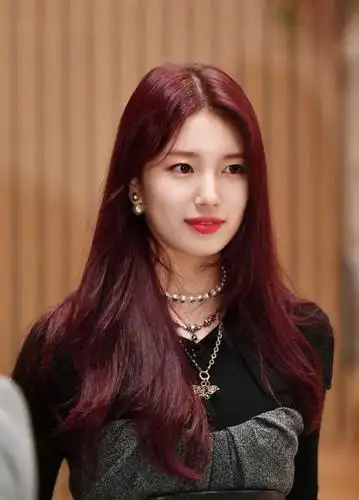 裴秀智发福后脸部垮棚,黑色上衣遮不住粗壮手臂,没有减肥打算?