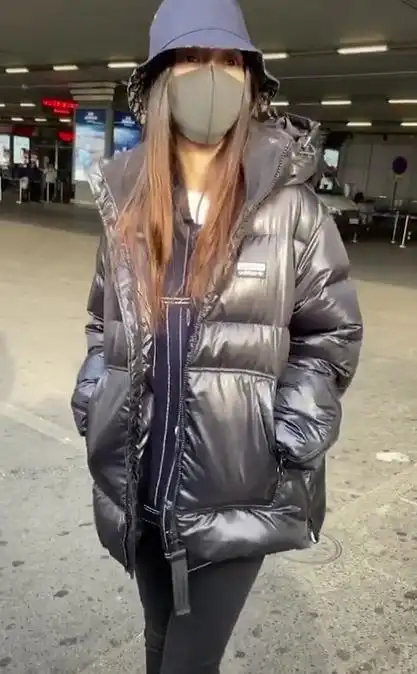 迷之时尚!baby现身机场穿拖鞋露着白袜子,显得腿特别短