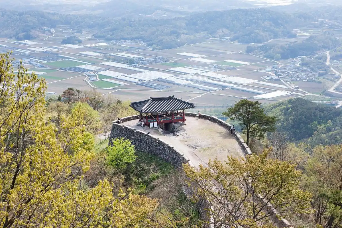 龙泉山旅游区:以主峰黄茅尖(海拔1929米)著称,为江浙第一高峰,拥有