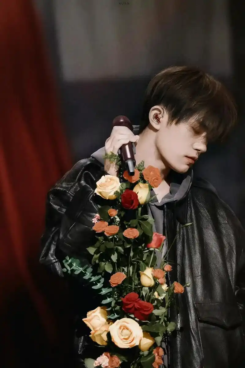 真帅!#易烊千玺#壁纸 #易烊千玺葭月廿二历胜景  - 抖音