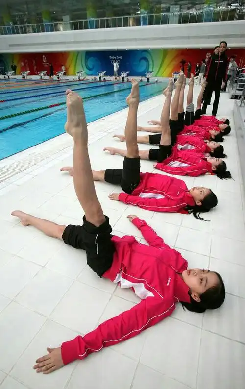 花样游泳训练中,美女是怎么绷直脚尖的?