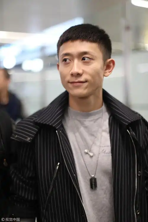 新发型显脸大张一山抿嘴微笑痞帅范儿足