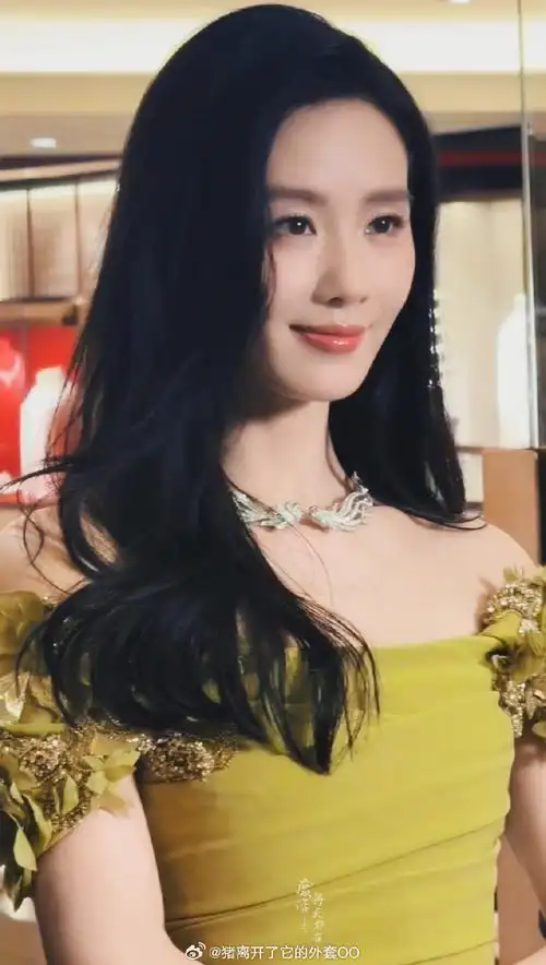 刘诗诗qeelin活动##刘诗诗又戴了金鱼项链