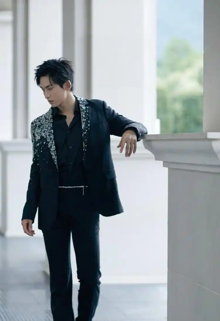 张哲瀚高定西服造型俊朗帅气