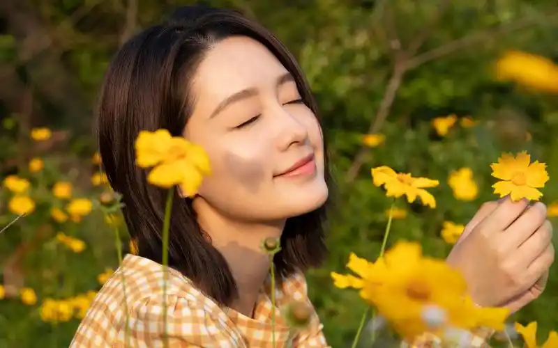 李沁黄色格子衫壁纸-美女壁纸-高清美女图片-第5图-娟娟壁纸