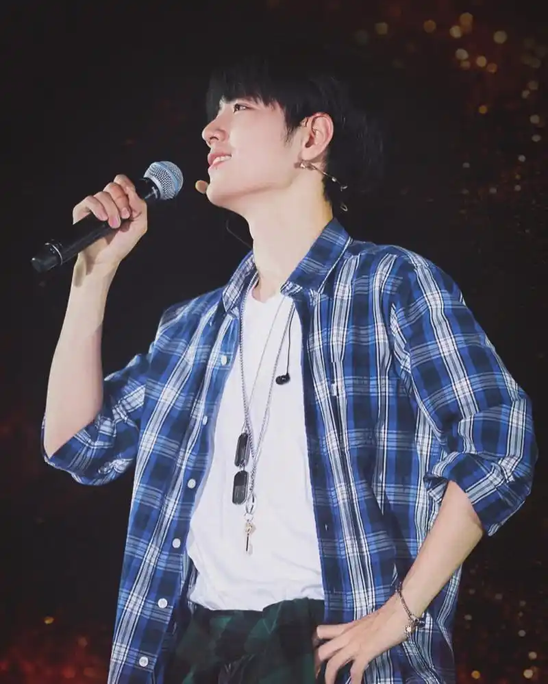 考古肖战#  哇!这两张图来自2018年! 哥哥好帅!好嫩!