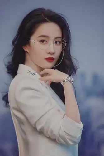 女明星戴眼镜究竟有多美:知恩甜美,亦菲仙气,看到杨幂却沦陷了