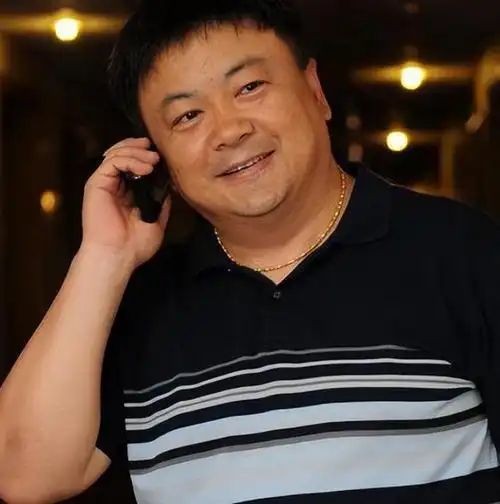 年轻时是军艺校草后因癌症发胖洪剑涛的人生到底有多戏剧