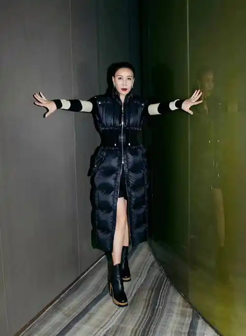 那英现身米兰时装秀,穿黑装大佬气场全开,她紧挨的男子引起大家注意