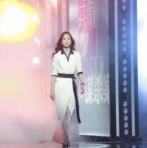 40岁韩雪衣品太无敌白色长款大衣搭配衬衫霸气女人味十足