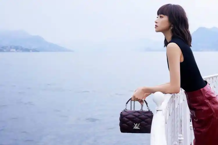 宋茜时尚魅力登峰造极:黑色薄纱拼接v领上衣引领新潮流_气质_散发出