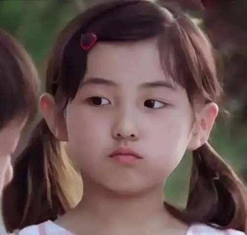 张子枫童星出道,5岁就开始拍电视剧了,2009年因为饰演了电影《唐山大