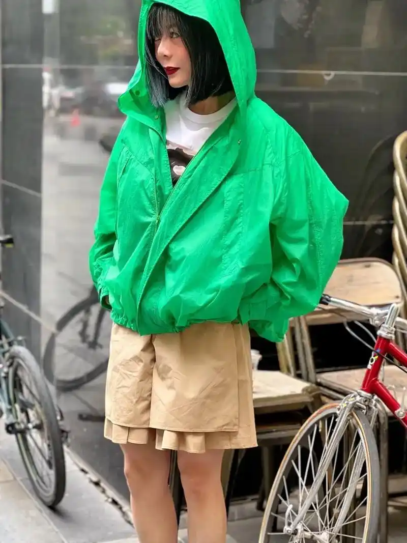 推荐一款穿起来走路带风的薄外套.它的面料轻薄爽滑, - 抖音