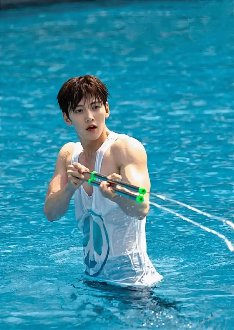 池昌旭演旋风少女2的时候,帅得和其他人不在同#池昌旭# 一个图层[左