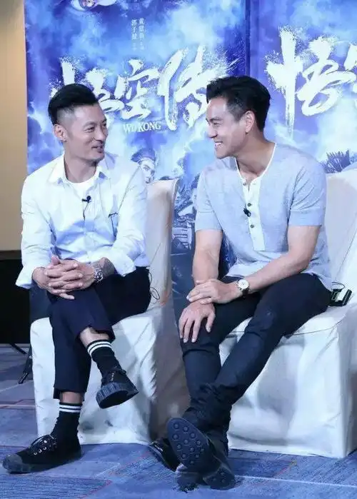 之前也有网友爆料过怀疑是彭于晏是双性恋,因为有次酒后强吻蒋劲夫,边