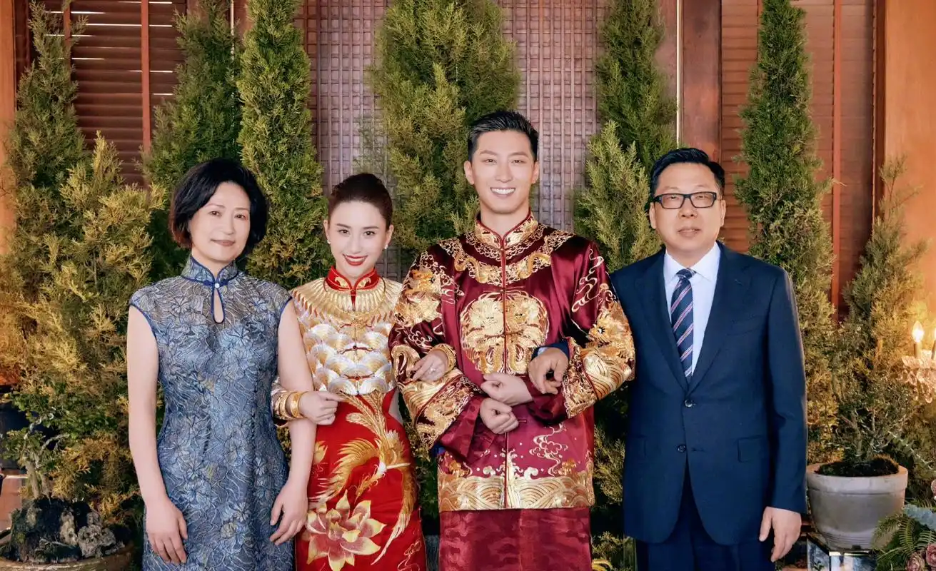 一切都如期而至,祝福这对新人,#何超莲窦骁今日大婚#窦骁何超莲婚礼