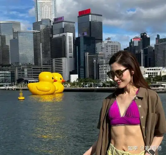 53岁李嘉欣真实面貌曝光,一个月200万零花钱也挡不住"树根颈"