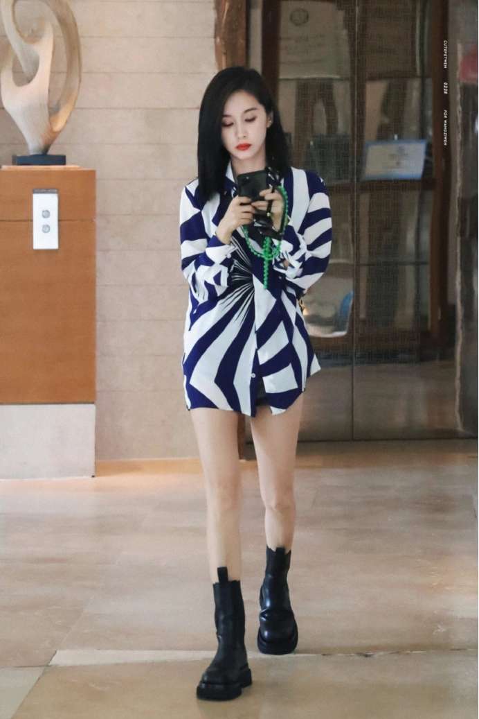 王子文的穿搭原则就是显高,上短下长和"下衣失踪"法则,显腿长