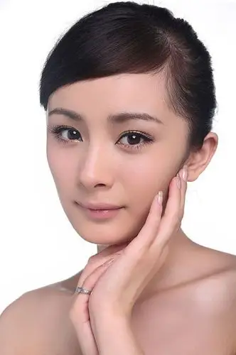 杨幂示范独家护唇秘诀给你水润果冻唇