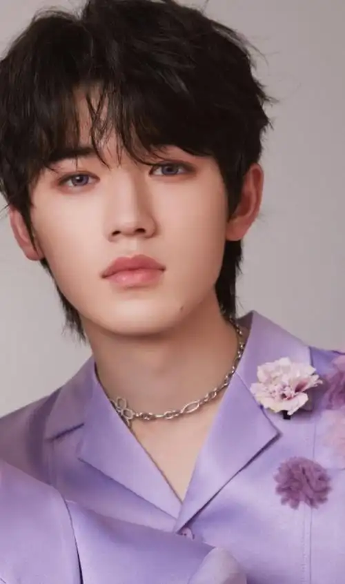 宋亚轩戴紫色美瞳