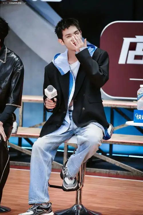 我在横店打篮球#戴眼镜的黄明昊,可爱又帅气,集青春男大与斯文败烙谮