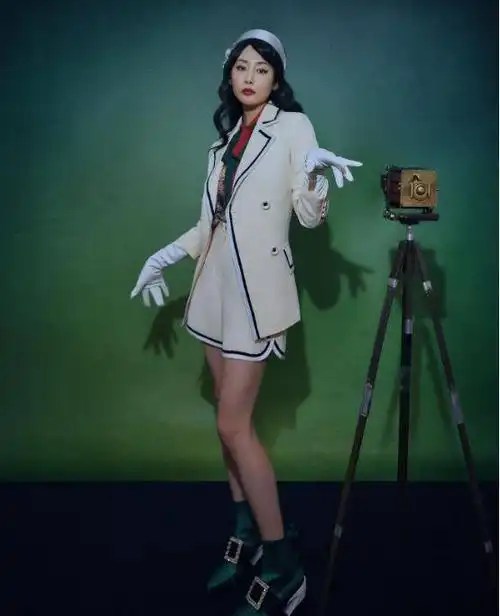 大波浪卷配复古民国风造型,身材好到没话说_手机搜狐网