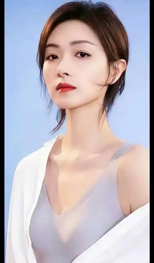 女神万茜集美貌才华于一身,散发出一种令人难以抵挡的魅力,让人为之