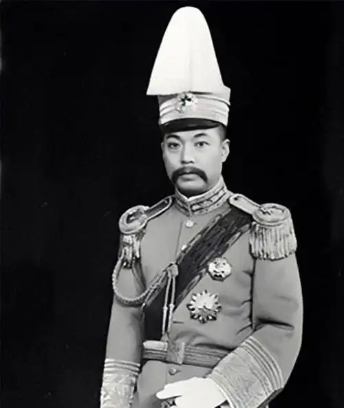 张绍曾20岁被张之洞送日留学,毕业回国后成为袁世凯的炮兵军官,民国